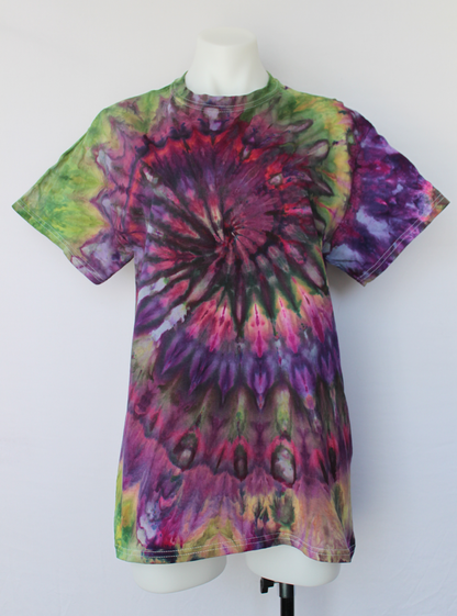 Men's t shirt - size Medium - Kimmy's Purple spiral